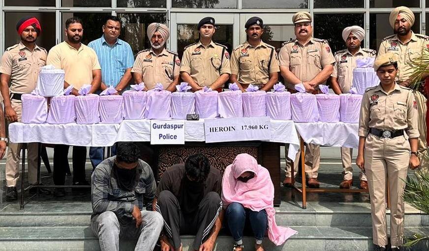 Gurdsapur police busted the drug racket being run from America and arrested three people USA ਤੋਂ ਚਲਾਇਆ ਜਾ ਰਿਹਾ ਸੀ ਡਰੱਗ ਰੈਕੇਟ, ਇਸ ਕੁੜੀ ਨੇ ਸ੍ਰੀਨਗਰ ਤੋਂ ਲਿਆਂਦੀ ਸਪਲਾਈ, 18 ਕਿਲੋ ਹੈਰੋਇਨ ਪੁਲਿਸ ਨੇ ਇੰਝ ਫੜੀ