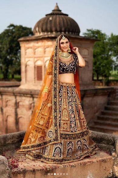 ਅਭਿਨੇਤਰੀ ਨੇ ਸਟਾਈਲਿਸ਼ ਲਹਿੰਗਾ ਦੇ ਨਾਲ ਡੀਪਨੇਕ ਚੋਲੀ ਪਹਿਨੀ ਹੈ। ਜਿਸ ਨਾਲ ਉਸ ਨੂੰ ਸ਼ਾਨਦਾਰ ਲੁੱਕ ਮਿਲ ਰਿਹਾ ਹੈ। ਫੈਨਜ਼ ਨੂੰ ਇਹ ਤਸਵੀਰਾਂ ਕਾਫੀ ਪਸੰਦ ਆ ਰਹੀਆਂ ਹਨ।