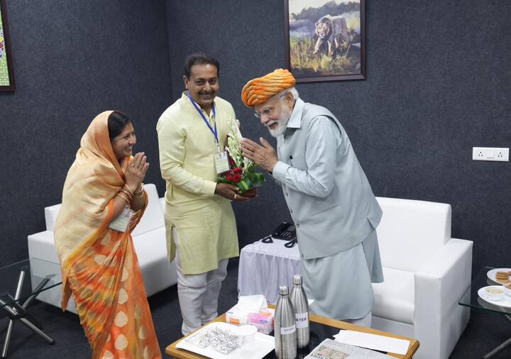હકુભાના પરિવાર સાથે પીએમ મોદી