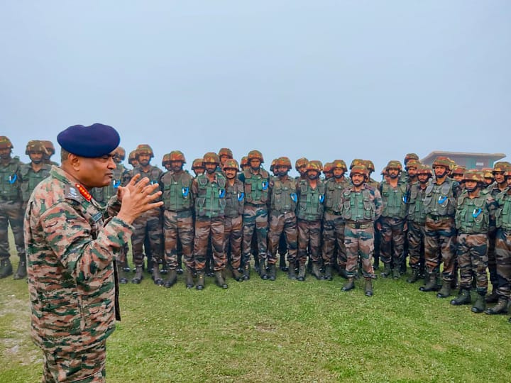 China continuously strengthening its military strength near LAC Army Chief Manoj Pande visit LAC के नजदीक लगातार अपनी सैन्य ताकत को मजबूत कर रहा चीन, सीमा पर पहुंचे आर्मी चीफ
