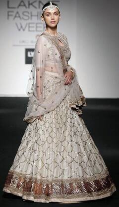 Aditi Rao Hydari ने रैम्प पर बिखेरा जलवा, फैंस बोले मार डाला ENT LIVE