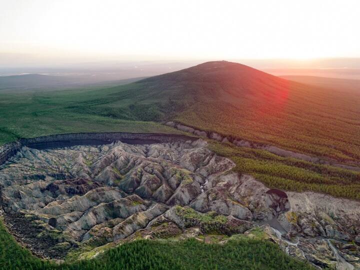 Permafrost found in Siberia its depth is increasing the scientist is concerned धरती के लिए बड़ी मुसीबत बन सकता है रूस का ये गड्ढा, इसमें से मिला 8000 साल पुराने भैंसे का मांस!