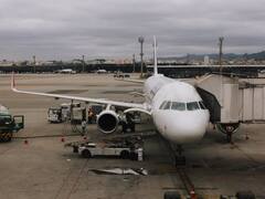 कभी सोचा है हवाई जहाज में पैसेंजर्स को हमेशा बाईं ओर से ही क्यों चढ़ाया जाता है? जानिए क्या है इसके पीछे की वजह