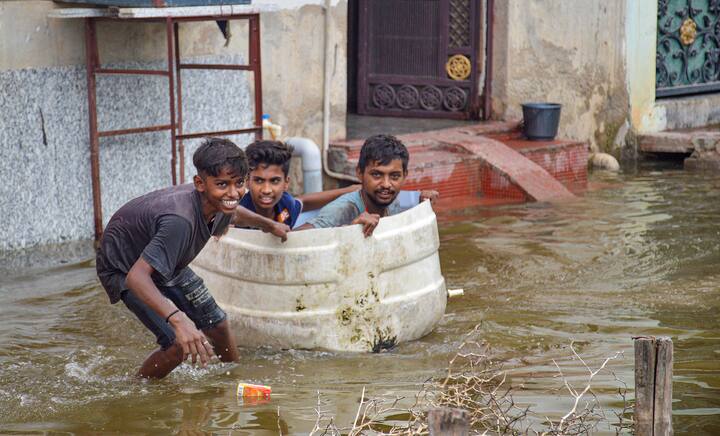 উত্তর ভারতে বিভিন্ন জায়গায় তৈরি হয়েছে বন্যা পরিস্থিতি। বিপদসীমার উপর দিয়ে বয়ে গিয়েছে যমুনার জল। হিন্ডন নদীর জলে ভেসে গিয়েছে নয়ডা। কেন এমন রুদ্রমূর্তি উত্তর ভারতের নদীগুলির? কেন এভাবে ভয়ঙ্কর হয়ে উঠল বন্যা পরিস্থিতি ?