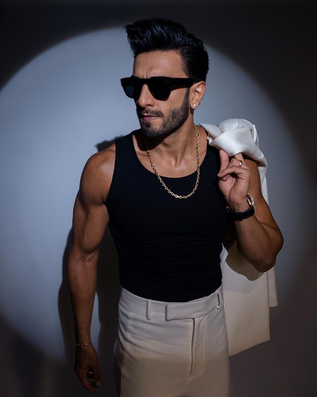 Ranveer Singh Serves Eclectic Fashion Vibes in a Classic White Suit, 'Rocky  Aur Rani Ki Prem Kahani' Actor Shares Pics on Insta