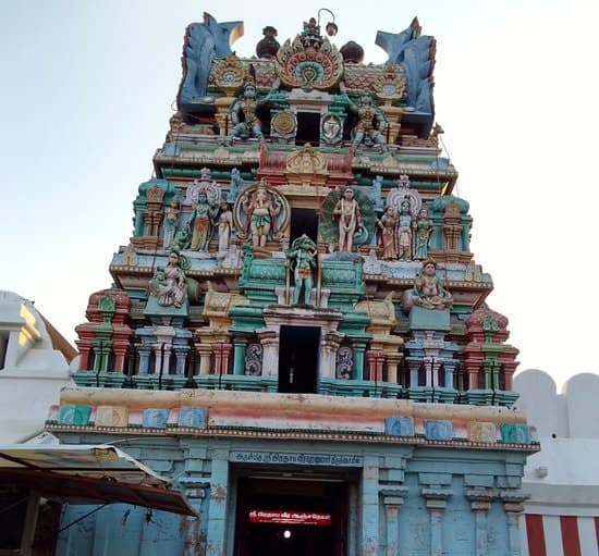 Moolai Anjaneyar Temple: வக்கிரக தோஷங்களை நீக்கி பக்தர்கள் வேண்டுதலை நிறைவேற்றித் தரும் தஞ்சை மூலை அனுமார் கோயில் Moolai Anjaneyar Temple Thanjavur All Details You Need to Know About Moolai Hanuman Temple TNN Moolai Anjaneyar Temple: வக்கிரக தோஷங்களை நீக்கி பக்தர்கள் வேண்டுதலை நிறைவேற்றித் தரும் தஞ்சை மூலை அனுமார் கோயில்