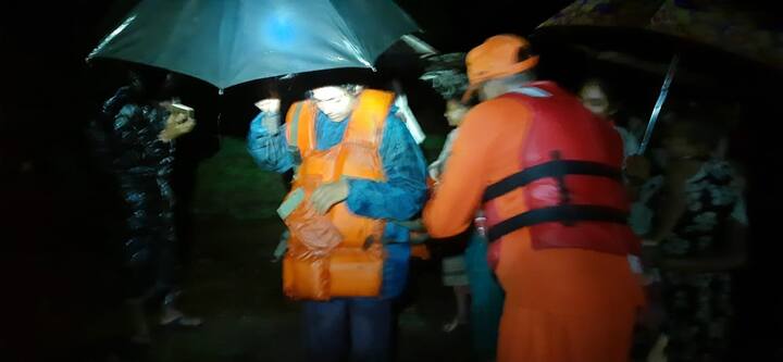 જાણકારી મળતા એનડીઆરએફની છ ટીમો દ્ધારા રેસ્ક્યૂ ઓપરેશન હાથ ધરવામાં આવ્યું હતું 21 લોકોના જીવ બચાવ્યા હતા. બચાવવામાં આવેલા લોકોમાં છ પુરુષ, 12 મહિલાઓ અને ત્રણ બાળકોનો સમાવેશ થાય છે.