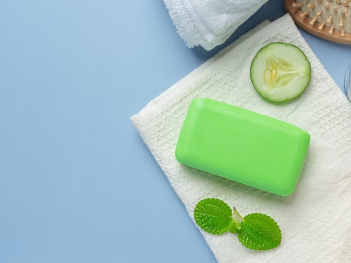 Can Same Soap Use For All Family Members Good For Body क्या एक साबुन से पूरा परिवार नहा सकता है? एक्सपर्ट से जानिए ऐसा करना कितना सही?