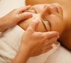 ਚਿਹਰੇ ਦੀ ਮਸਾਜ ਦੇ ਇਹ 6 ਫਾਇਦੇ ਹਰ ਔਰਤ ਨੂੰ ਜ਼ਰੂਰ ਪਤਾ ਹੋਣੇ ਚਾਹੀਦੇ