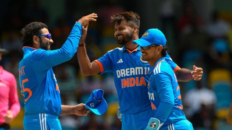 IND vs WI 1st ODI: Mukesh Kumar earns praise from Rohit Sharma IND vs WI 1st ODI: গতিতে বলটা সুইং করাতে পারে, মুকেশের প্রশংসায় পঞ্চমুখ ভারতীয় অধিনায়ক রোহিত