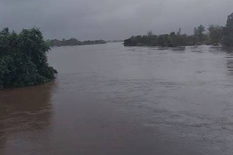 पालघर जिल्ह्याला झालेल्या मुसळधार पावसाने अनेक भागात काही वेळातच पूरस्थिती निर्माण केली.