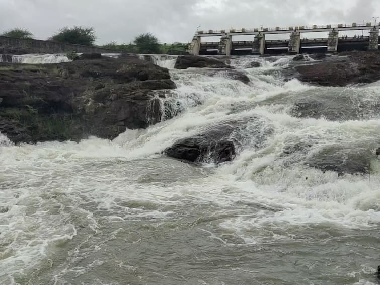 Nashik Maharashtra rain update gangapur dam water detail marathi news Nashik News : गंगापूर धरणातून पहिल्यांदा 539 क्यूसेकने विसर्ग सुरू, त्र्यंबकेश्वर परिसरात पावसाची संततधार, नाशिकवर अवकृपाच