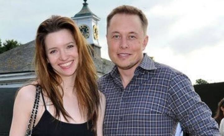 সেই সময় মাস্কের বয়স ছিল ৩৭, টালুলার ২২ বছর। পরে এক সাক্ষাৎকারে টালুলা জানান, তাঁর হাঁটুতে হাত ছোঁয়ানোর আগে অনুমতি চেয়েছিলেন মাস্ক। এর পর একসঙ্গে ব্রেকফাস্ট সারতে আমন্ত্রণ জানান।