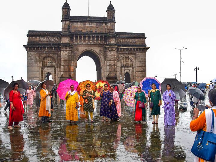 Tourists in front of the Gateway of India in Mumbai. Some commuters complained of traffic jams on the Eastern as well as Western expressways. (Image Source: PTI)
