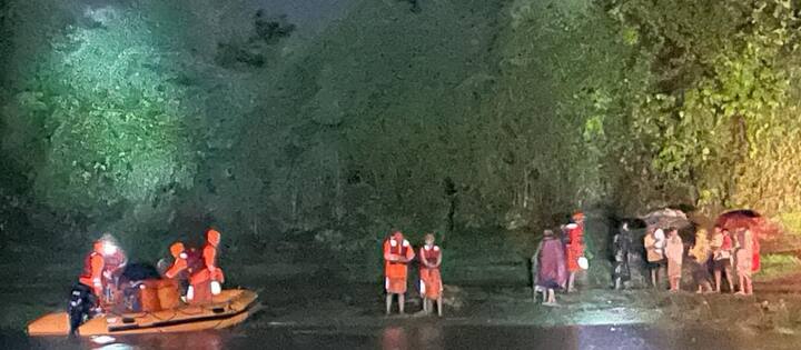 ડોલવણના આંબાપાણીથી પસાર થતી પૂર્ણા નદીનું રૌદ્ર સ્વરૂપ જોવા મળ્યુ હતું. પૂર્ણા નદીના કાંઠા વિસ્તારને એલર્ટ કરવામાં આવ્યું હતું.