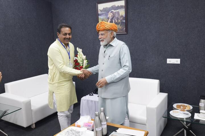 વડાપ્રધાન નરેન્દ્ર મોદીએ આજે રાજકોટ ખાતે ગુજરાતના પ્રથમ ગ્રીનફીલ્ડ “રાજકોટ ઈન્ટરનેશનલ એરપોર્ટ” સહિતના રૂપિયા ૨૦૩૩ કરોડના વિકાસ પ્રકલ્પોનું લોકાર્પણ કર્યું હતું. આ સાથે ભવિષ્યમાં ગુજરાતમાં પણ એરોપ્લેનનું નિર્માણ થશે એવી આશા વ્યક્ત કરી, સુશાસનના મોડેલ થકી દેશને વિકસિત રાષ્ટ્ર બનાવવાનો નિર્ધાર વ્યક્ત કર્યો હતો.