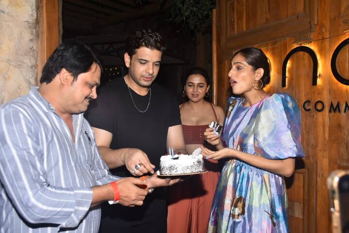 बात करें बर्थडे गर्ल की तो अपने बर्थडे बैश में कुब्रा एक ब्लू शेड की फ्लोरल प्रिंट वाली ड्रेस में नजर आईं. उन्होंने अपना लुक, सेटल मेकअप, बालों में बन और पिंक हील के साथ पूरा किया था.