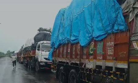 चंद्रपूर जिल्ह्यात झालेल्या मुसळधार पावसामुळं नदी नाले दुथडी भरुन वाहत आहेत