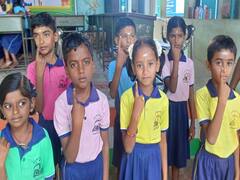 தருமபுரி அருகே நடந்த தேர்தலில் ஆர்வத்துடன் வாக்களித்த பள்ளிக் குழந்தைகள்