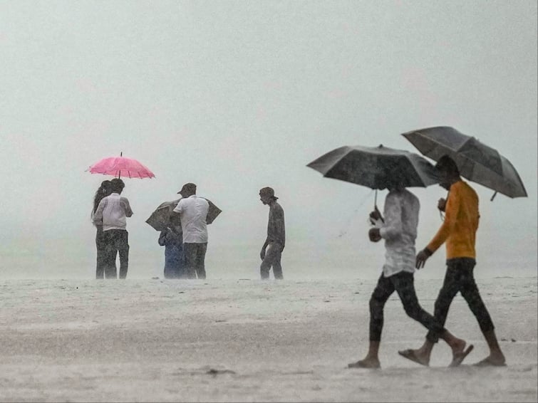 Mumbai Weather Update Rain intensity reduces in Mumbai, but IMD predicts heavy showers Mumbai Rain Update : मुंबईत पावसाचा जोर ओसरला, मात्र हवामान खात्याकडून मुसळधार पावसाचा इशारा कायम