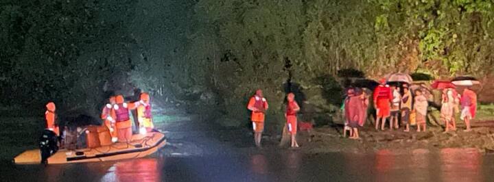 તાપીના વાલોડમાં પણ સાડા ચાર ઈંચ વરસાદ વરસ્યો હતો. ધોધમાર વરસાદથી વાલ્મિકી નદીમાં પાણીની ભરપૂર આવક થઇ રહી છે. નદીઓ બે કાંઠે વહેતી થતાં નદી પર આવેલા લો લેવલ પુલ પાણીમાં ગરકાવ થયા હતા.