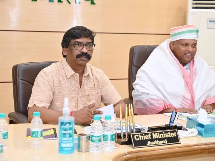 Jharkhand Politics: झारखंड में पहली बार सोरेन सरकार ने स्थानीय नीति सहित 3 बिल राजभवन को वापस लौटाया, जानें क्यों? Jharkhand First time Hemant Soren government returned 3 bills to Raj Bhavan know why Jharkhand Politics: झारखंड में पहली बार सोरेन सरकार ने स्थानीय नीति सहित 3 बिल राजभवन को वापस लौटाया, जानें क्यों?