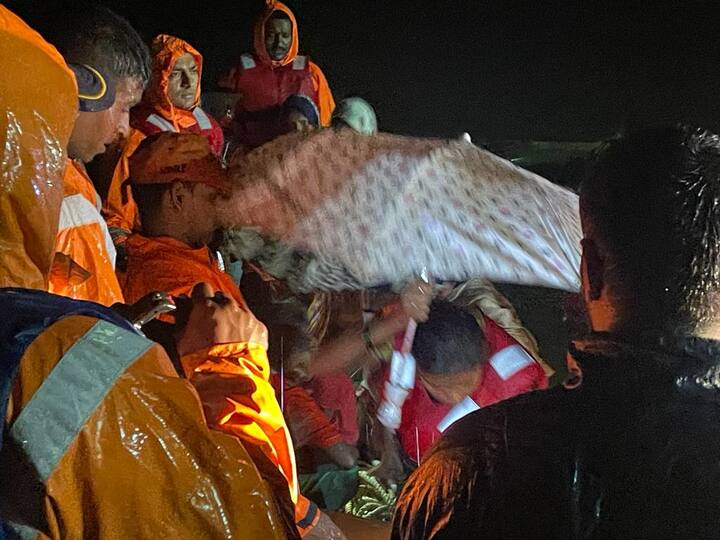 સુરતના બારડોલીમાં પણ રાત્રી દરમિયાન ભારે વરસાદ વરસ્યો હતો. જેને પગલે બારડોલી ખાતે જલારામ મંદિર પાછળ 13 વ્યકિતઓને ફાયર વિભાગ દ્વારા રેસ્ક્યુ કરવામાં આવ્યા હતા. ડી.એમ. નગર અને એમ.એન.પાર્ક માંથી ૧૧ વ્યકિઓનું રેસ્ક્યુ કરવામાં આવ્યું હતુ.