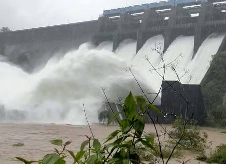 धामणी आणि त्याच्या खाली असलेल्या कवडास धरणातून जवळपास 95 हजार क्यूसेक पाण्याचा विसर्ग सूर्या नदीत करण्यात आला आहे त्यामुळे सूर्या नदीला मोठा पूर असून नदीकाठी असलेल्या जवळपास 40 च्या वर गावांना प्रशासनाकडून सतर्कतेचा इशारा देण्यात आला आहे.
