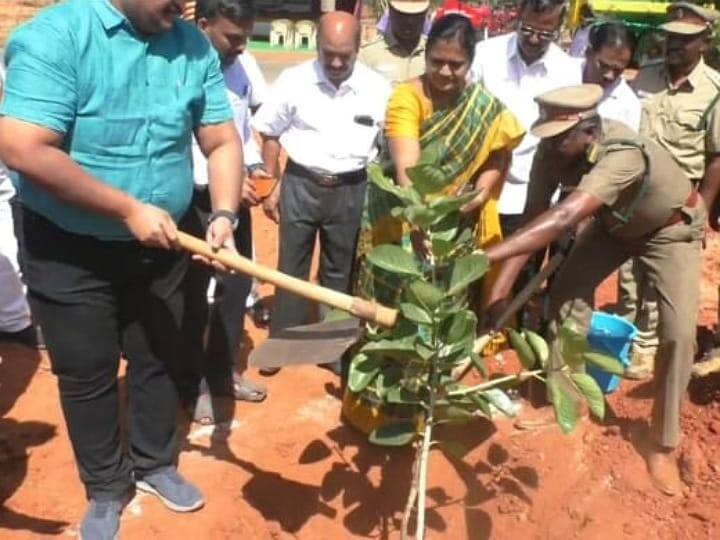World Nature Conservation Day 5000 Plantation in Karur TNN உலக இயற்கை பாதுகாப்பு தினம்:  கரூரில் மரக்கன்றுகள் நடும் விழா தொடக்கம்