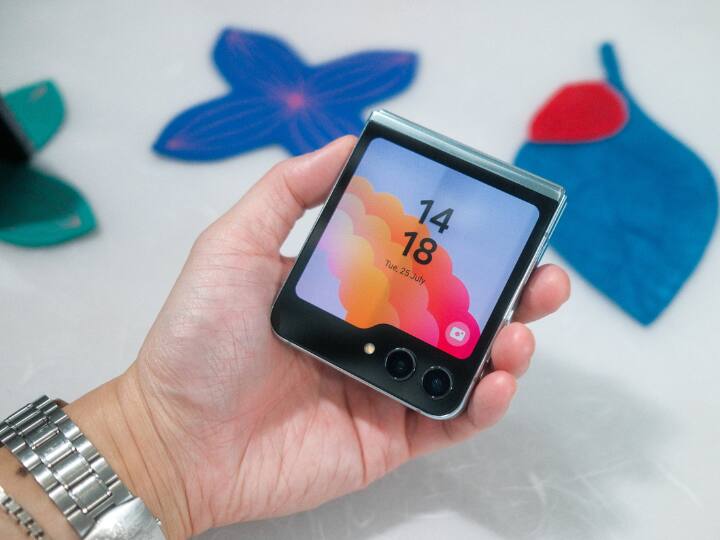 प्रोसेसर: मोटोरोला के फोन में Snapdragon 8+ Gen 1 प्रोसेसर का सपोर्ट मिलता है जबकि सैमसंग के फोन में Snapdragon 8th Gen 2 SOC का सपोर्ट मिलता है. प्रोसेसर के मामले में सैमसंग का फोन अच्छा है.