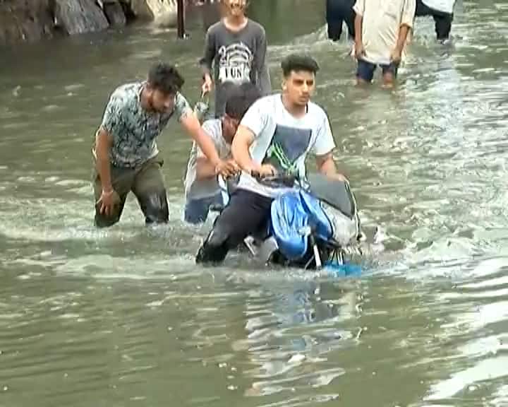 Heavy rains in rural areas of Surat district, 12 inches of rain in Mahwa in 24 hours સુરત જિલ્લાના ગ્રામ્ય વિસ્તારમાં આભ ફાટ્યું, મહુવામાં 24 કલાકમાં સાંબેલાધાર 12 ઇંચ વરસાદ પડ્યો
