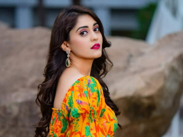 Surbhi Puranik: டிடி ரிட்டன்ஸ் படத்தில் கதாநாயகியாக நடித்திருக்கும் சுரபியின் இன்ஸ்டா புகைப்படங்கள் வைரலாகி வருகிறது.