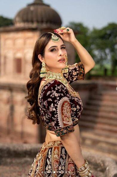 ਨੇਹਾ ਨੇ ਬ੍ਰਾਈਡਲ ਲੁੱਕ ਨੂੰ ਪਰਫੇਕਟ ਬਣਾਨ ਲਈ ਮਾਂਗ ਟਿੱਕਾ, ਈਅਰਰਿੰਗਸ ਅਤੇ ਹੈਵੀ ਨੇਕਪੀਸ ਕੈਰੀ ਕੀਤਾ ਹੈ। ਅਦਾਕਾਰਾ ਕਿਸੇ ਰਾਜਕੁਮਾਰੀ ਤੋਂ ਘੱਟ ਨਹੀਂ ਲੱਗ ਰਹੀ ਹੈ।