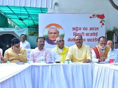 गठबंधन के बाद पहली बार मंच पर साथ नजर आए ओपी राजभर और ब्रजेश पाठक, तस्वीरों में दिखी 'पुरानी मित्रता'