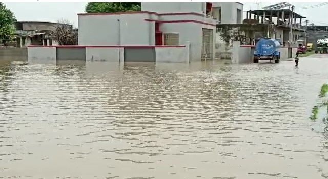 Vadodara Rain: કરજણ તાલુકામાં જળબંબાકાર, અનેક ગામો થયા સંપર્ક વિહોણા, લોકોના ઘરોમાં ઘૂસ્યા પાણી