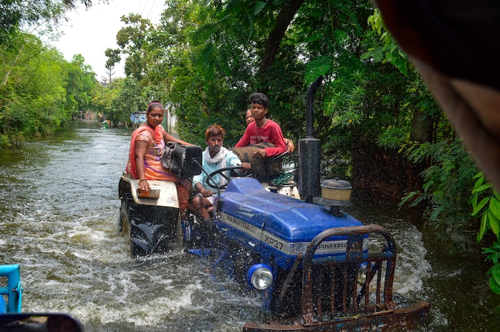আবহাওয়ার এমন খামখেয়ালিপনা খুবই বিরল। উত্তর ভারতের হিমাচলপ্রদেশ, উত্তরাখণ্ড, দিল্লি ভেসেছে বন্যায়।
