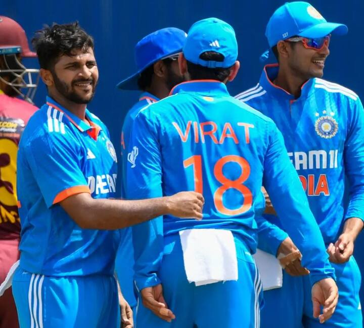 முதலில் களமிறங்கிய வெஸ்ட் இண்டீஸ் வீரர்கள் சிறப்பாக ஆடுவார்கள் என்று எதிர்பார்க்கப்பட்ட நிலையில், இந்திய பந்துவீச்சை தாக்கு பிடிக்க முடியாமல் பெவிலியன் திரும்ப தொடங்கினர்