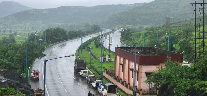 आता वाहतूक सुरळीत करण्यात आली आहे. तीन तासांनंतर ही वाहतूक सुरु  करण्यात आली आहे.