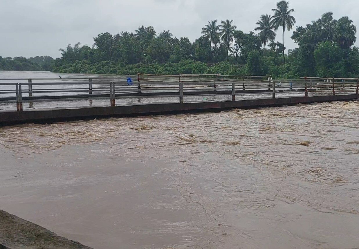 Gujarat Rain: બારડોલીની મીંઢોળા નદીનું જોવા મળ્યું રૌદ્ર સ્વરૂપ, 100થી વધુ ઘરોમાં ઘૂસ્યા પાણી