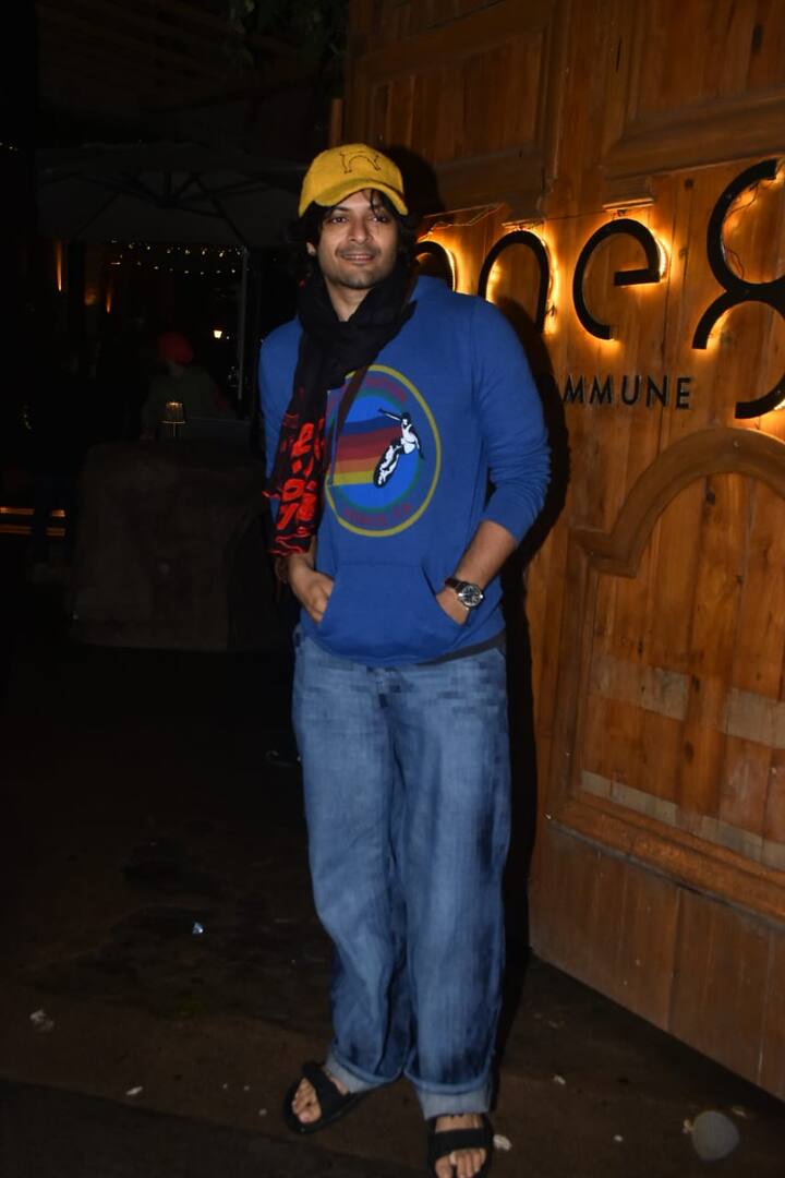 करण तेजस्वी के अलावा कुब्रा की पार्टी मस्ती करने के लिए फेमस एक्टर अली फजल भी पहुंचे थे. जो इस दौरान काफी सिंपल लुक में दिखे.