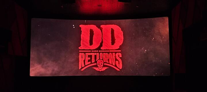 பிரேம் ஆனந்த் இயக்கியுள்ள டிடி ரிட்டர்ன்ஸ் படத்தில் சந்தானம்,சுர்பி, ரெடின் கிங்ஸ்லி, மாறன், பிரதீப் ராவத், மாசூம் சங்கர்,டைகர் தங்கதுரை, மொட்ட ராஜேந்திரன், முனிஷ்காந்த், பெப்சி விஜயன் உள்ளிட்ட பலரும் நடித்துள்ளனர். தில்லுக்கு துட்டு படத்தின் 3வது பாகமான டிடி ரிட்டர்ன்ஸ் படத்தின் விமர்சனத்தை காணலாம்.