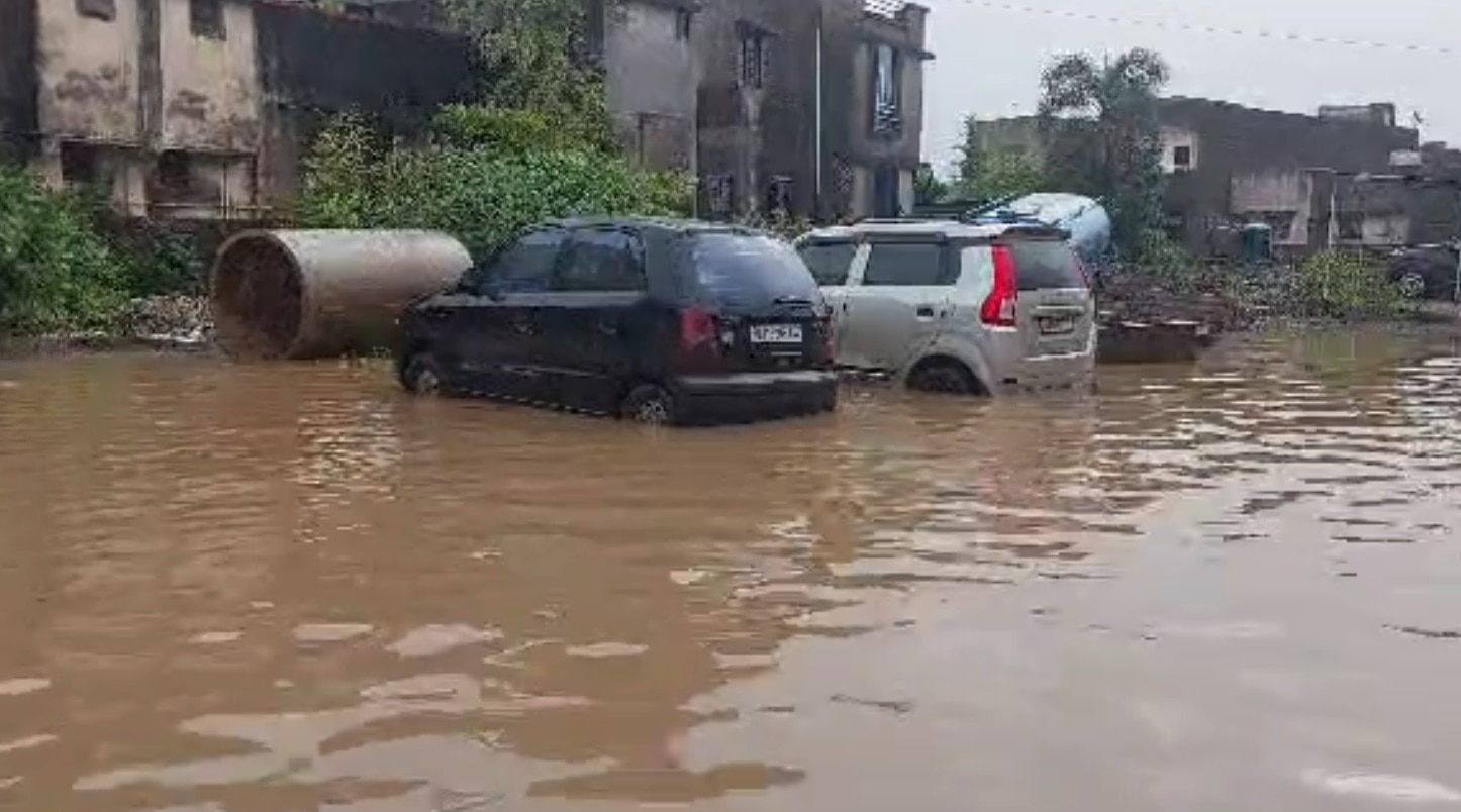 Rain Updates: બારડોલીમાં એક જ રાતમાં 8 ઇંચ વરસાદથી અફડાતફડી, 45 મકાનો પાણીમાં ગરકાવ, લોકો ઘર છોડીને દુર નીકળ્યા