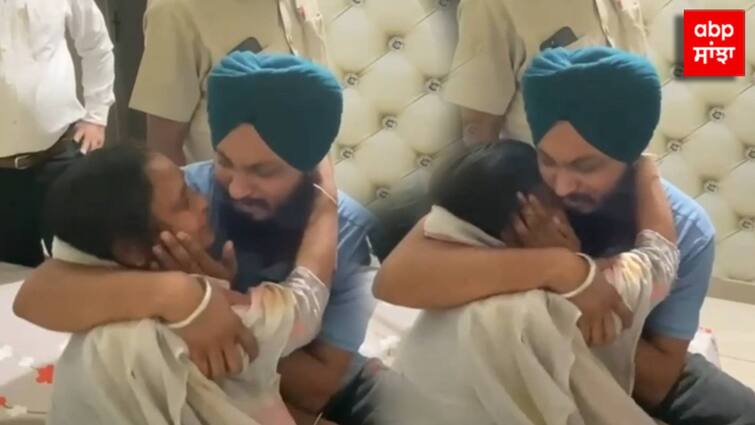 mother and son who had been separated for 35 years meet ਹੜ ਪੀੜਿਤਾਂ ਦੀ ਸੇਵਾ ਦਾ ਪਿਆ ਮੁੱਲ 35 ਸਾਲ ਤੋਂ ਵਿਛੜੇ ਮਾਂ ਪੁੱਤ ਮਿਲੇ,,,,ਦਾਦਾ ਦਾਦੀ ਨੇ ਕੀਤੀ ਪਰਵਰਿਸ਼ ਪੋਤੇ ਨੂੰ ਕਿਹਾ ਗਿਆ ਸੀ ਕਿ ਸੜਕੀ ਹਾਦਸੇ ਵਿਚ ਮਾਂ ਬਾਪ ਦੀ ਹੋ ਗਈ ਹੈ ਮੌਤ