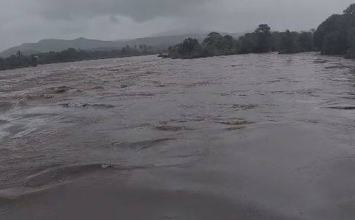 ठिकठिकाणी ढगफुटी सदृश्य पाऊस झाल्याने सकल भागामध्ये पाणी साचलं तर नदी नाल्यांनाही मोठा पूर आला