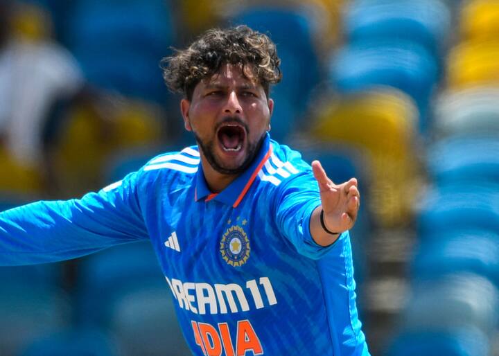 কুলদীপ-জাডেজা মোট ৭ উইকেট তুলে নেন ম্যাচে। এর আগে কোনও বাঁ-হাতি স্পিন জুটি একটি ওয়ান ডেতে এতগুলি উইকেট নিতে সক্ষম হয়নি। সেই পরিপ্রেক্ষিতে ইতিহাসের পাতায় নাম তুললেন ভারতীয় তারকারা।