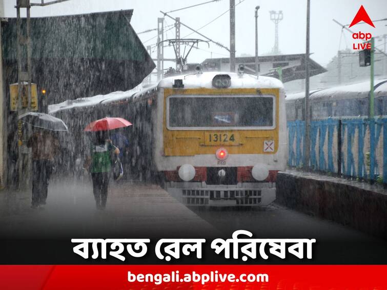 Train Disruption Due to the outage at the signaling point train passengers have to suffer Train Disruption: সিগনালিং পয়েন্টে বিভ্রাটের জের, ব্যাহত ট্রেন চলাচল, দুর্ভোগে নিত্যযাত্রীরা