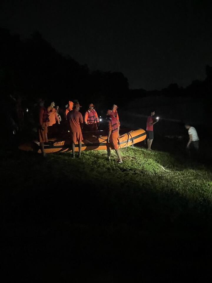 નવસારી, વલસાડ બાદ સુરતના ગ્રામ્ય વિસ્તારોમાં પણ ભારે વરસાદ વરસ્યો હતો. મહુવા, બારડોલી અને પલસાણામાં ભારે વરસાદ વરસ્યો હતો. સુરત જિલ્લાની શાળાઓમાં રજા જાહેર કરવામાં આવી છે.