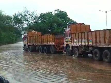 वर्धा नदीच्या पाणी पातळीत मोठी वाढ झाली आहे. यामुळं बल्लारपूर-बामनी-राजुरा मार्ग बंद झाला आहे.