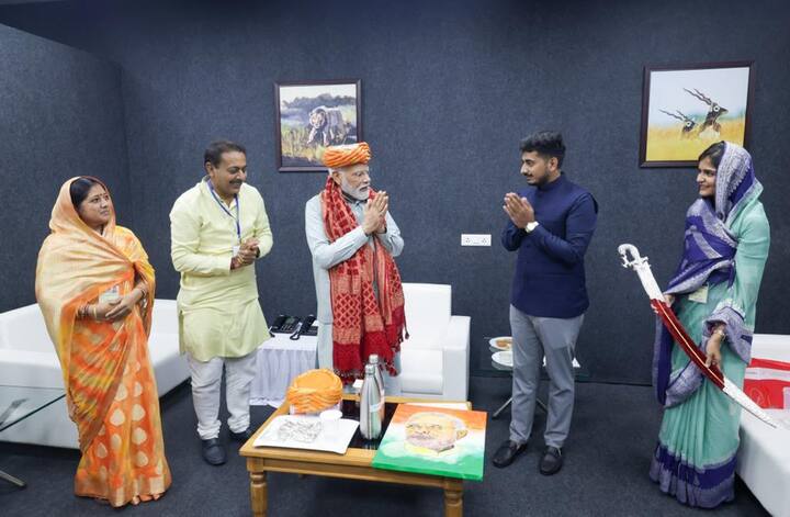 પીએમ મોદીની રાજકોટ મુલાકાત દરમિયાન તેઓ ભાજપના નેતા અને પૂર્વ મંત્રી હકુભા જાડેજાના પરિવાને મળ્યા હતા.