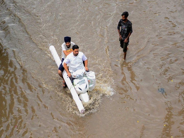 Weather Update Today flood devastation Rain Continue in UP Delhi Mumbai Telangana IMD Alert Weather Update Today: अभी नहीं रुकेगी बारिश, बाढ़ से बुरा हाल, मुंबई और तेलंगाना में स्कूल बंद